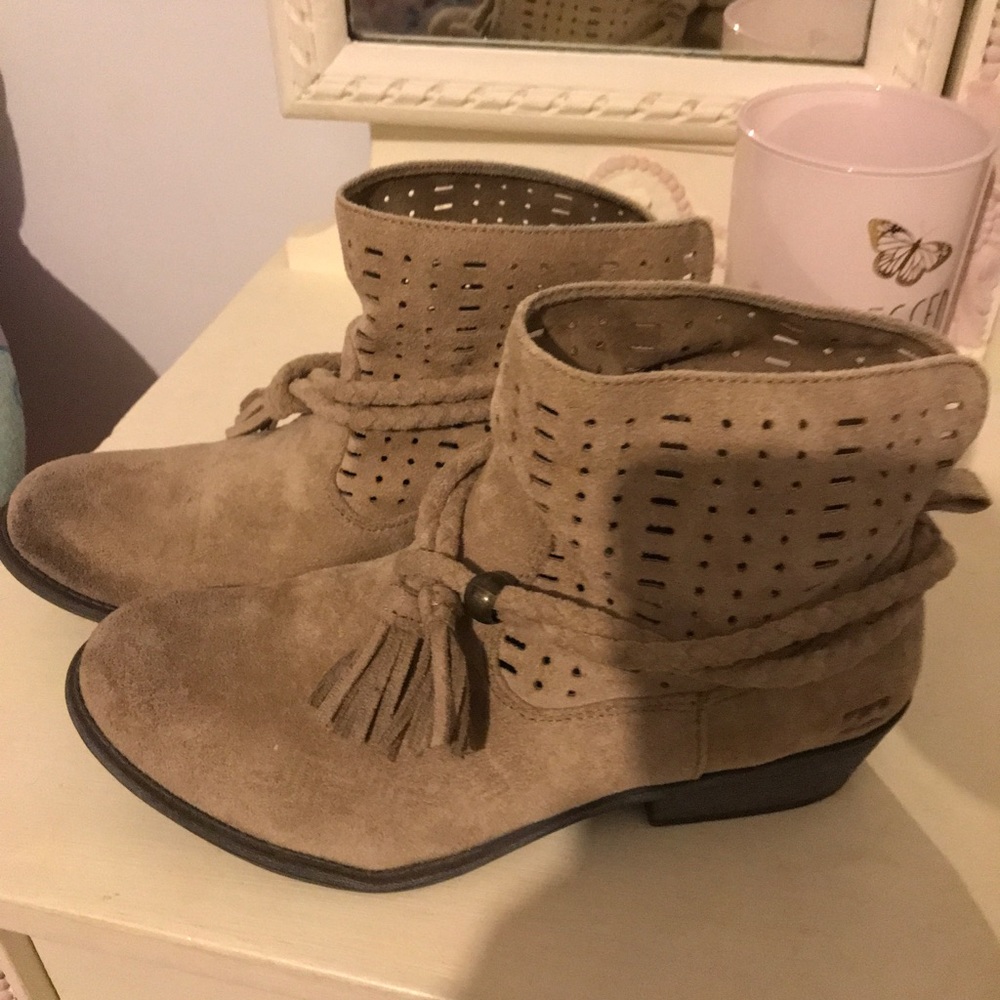 Woman’s Billabong brown boots size 6.5